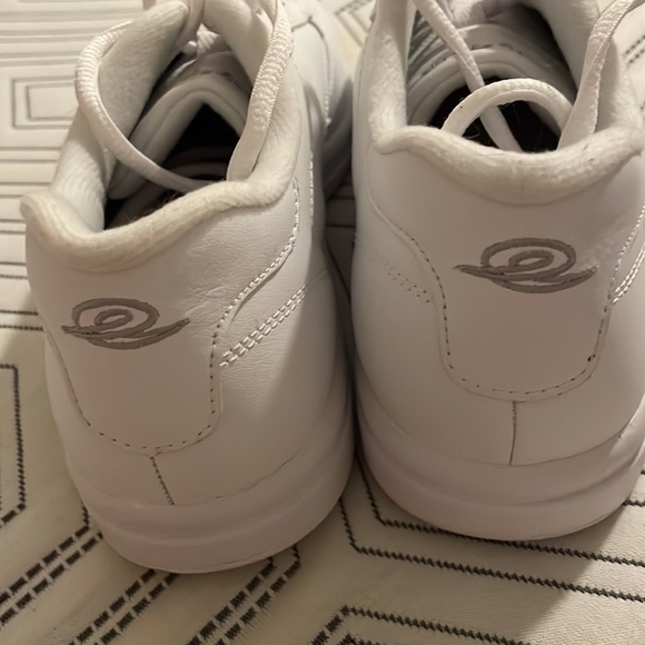 VINTAGE EASY SPIRIT WALKING SHOES 9 WOMEN'S. Gentle use but small tear in photo. - Picture 3 of 8